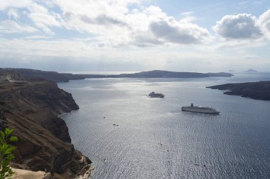 Deniz Manzaralı güzel manzara. Cruise gemi denize yakın Nea kami, Ege Denizi'ndeki Santorini yakınındaki küçük bir ada.