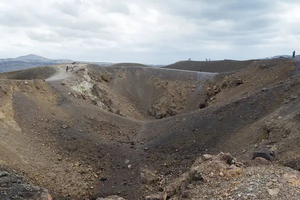 Экзотическая скалистая дорога к кратеру вулкана. Вулкан расположен в знаменитой кальдере Санторини . — стоковое фото
