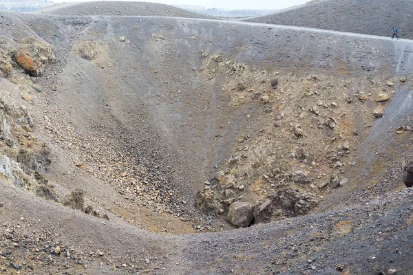 异国情调的岩石公路火山口的火山。火山位于著名的圣托里尼火山口. — 图库照片