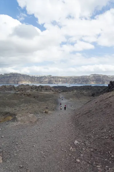 Экзотическая скалистая дорога к кратеру вулкана. Вулкан расположен в знаменитой кальдере Санторини . — стоковое фото