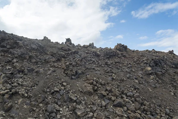 Strada rocciosa esotica verso il cratere del vulcano. Il vulcano si trova nella famosa Caldera di Santorini . — Foto Stock