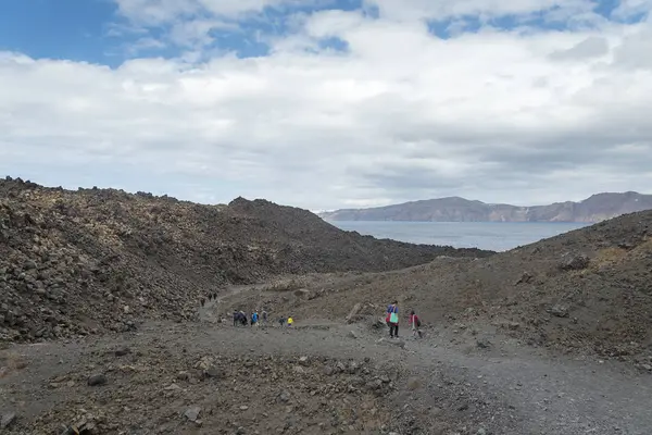 Exotische rotsachtige weg naar de krater van de vulkaan. De vulkaan ligt in de bekende Caldera van Santorini. — Stockfoto