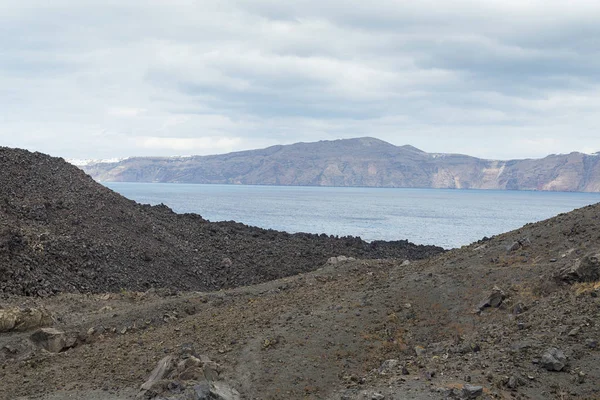 Die Landschaft auf dem Meer und die Berge der Insel. — Stockfoto