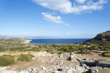 Manzara, deniz, ağaçlar ve dağlar.