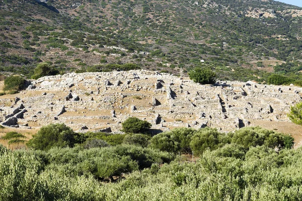 Los restos de las paredes de los edificios del pueblo antiguo . — Foto de Stock