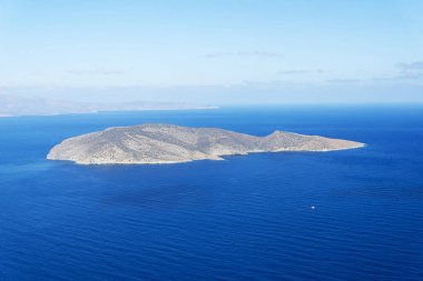 Denizin Crete yakınındaki adanın görünümü.