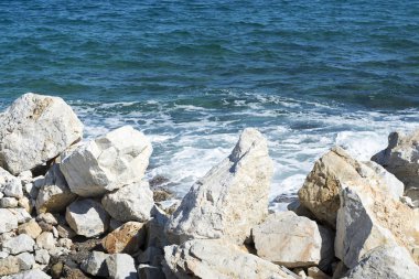 Bir sprey şekillendirme Taşlı bir kumsalda kırma dalgalar. Dalga ve su sıçramalarına sahilde. Dalgalar kayalar üzerine çökmesini.