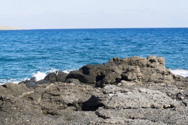 Bir sprey şekillendirme Taşlı bir kumsalda kırma dalgalar. Dalga ve su sıçramalarına sahilde. Dalgalar kayalar üzerine çökmesini.