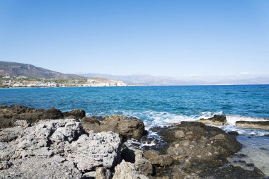Girit Adası dalgalı kayalık sahil.