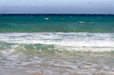 Güzel beyaz bulutlar güneş ışığı yansıması, Bali Endonezya ile sakin deniz üzerinde mavi gökyüzü üzerinde. Sakin deniz sakin su yüzeyi uyumunu. Güneşli gökyüzü ve sakin mavi okyanus.