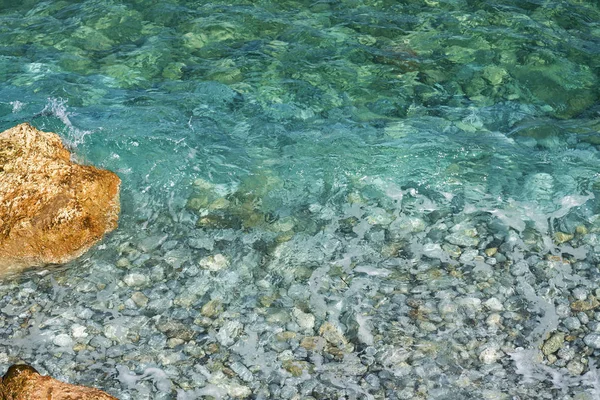 Deniz, Turkuaz su altında taşlar. — Stok fotoğraf