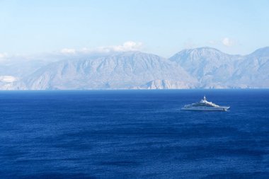 Denizin Crete yakınındaki adanın görünümü.