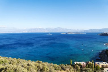 Denizin Crete yakınındaki adanın görünümü.