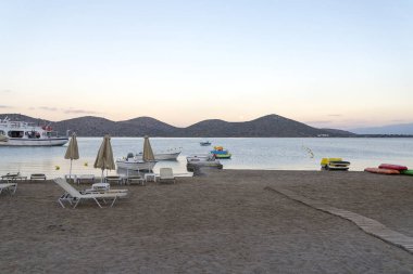 plaj şezlong üzerinde gündoğumu denizde ıssız sahil.