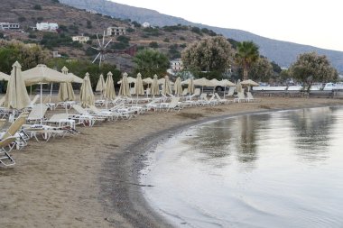 plaj şezlong üzerinde gündoğumu denizde ıssız sahil.