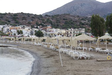 plaj şezlong üzerinde gündoğumu denizde ıssız sahil.