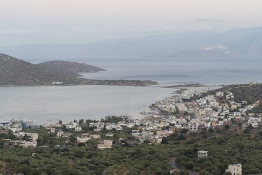 Gün batımında kıyısında küçük bir kasaba.