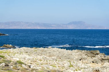 Bir sprey şekillendirme Taşlı bir kumsalda kırma dalgalar. Dalga ve su sıçramalarına sahilde. Dalgalar kayalar üzerine çökmesini.