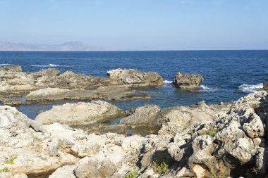 Bir sprey şekillendirme Taşlı bir kumsalda kırma dalgalar. Dalga ve su sıçramalarına sahilde. Dalgalar kayalar üzerine çökmesini.