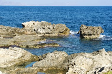 Bir sprey şekillendirme Taşlı bir kumsalda kırma dalgalar. Dalga ve su sıçramalarına sahilde. Dalgalar kayalar üzerine çökmesini.