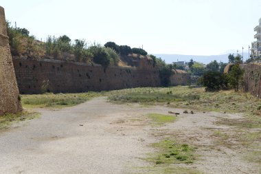 Tuğla duvar yol boyunca bakış.