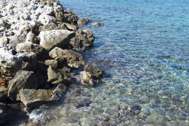 Bir sprey şekillendirme Taşlı bir kumsalda kırma dalgalar. Dalga ve su sıçramalarına sahilde. Dalgalar kayalar üzerine çökmesini.