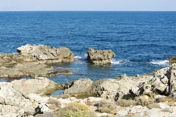 Bir sprey şekillendirme Taşlı bir kumsalda kırma dalgalar. Dalga ve su sıçramalarına sahilde. Dalgalar kayalar üzerine çökmesini.