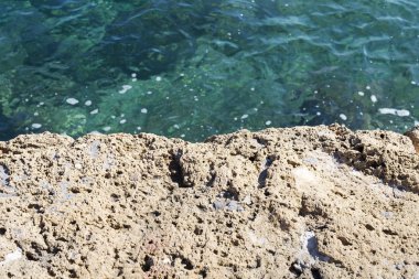 Denize yakın bir taş levha. Su ve taş doku.