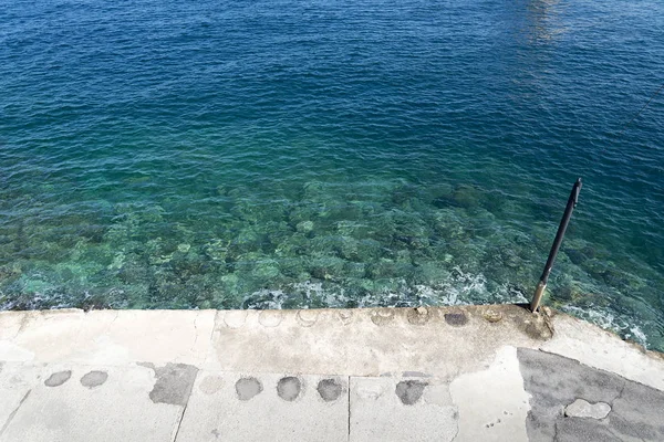 La plate-forme en béton sur la mer . — Photo