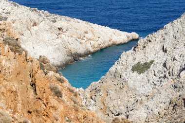 Bir sprey şekillendirme Taşlı bir kumsalda kırma dalgalar. Dalga ve su sıçramalarına sahilde. Dalgalar kayalar üzerine çökmesini.