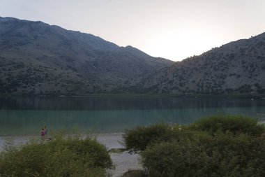 Dağ ve göl günbatımı ile.