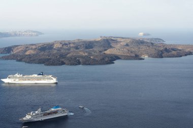 Deniz Manzaralı güzel manzara. Cruise gemi denize yakın Nea kami, Ege Denizi'ndeki Santorini yakınındaki küçük bir ada.