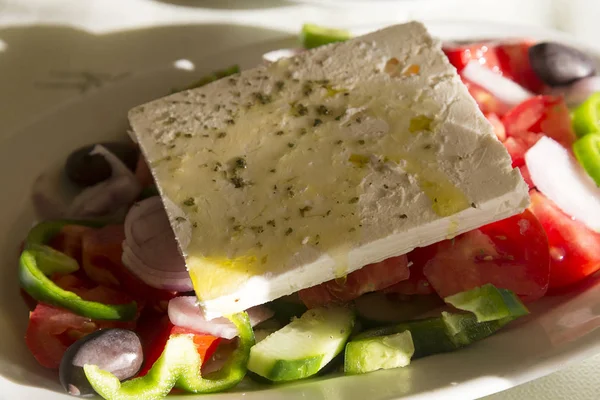 Salată grecească în cantina de pe insula Creta . — Fotografie, imagine de stoc