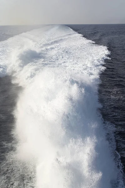 Hızlı hareket eden motorlu teknenin arkasındaki su yüzeyinde iz. — Stok fotoğraf