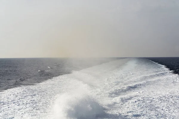 Trilha na superfície da água atrás do barco a motor em movimento rápido — Fotografia de Stock