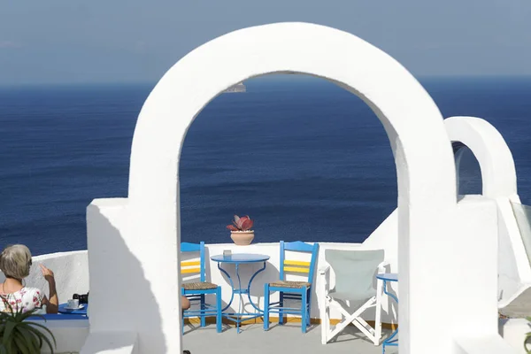 Hermosa vista al mar Mediterráneo con terraza en la piscina de arco en el complejo de lujo de verano (Grecia ) — Foto de Stock