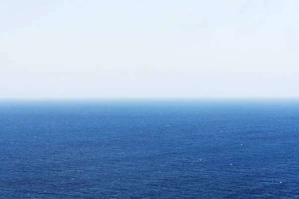 Beaux nuages blancs sur ciel bleu au-dessus de la mer calme avec réflexion de la lumière du soleil, harmonie de la mer tranquille de la surface de l'eau calme. Ciel ensoleillé et océan bleu calme . — Photo