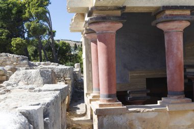 Yunanistan 'ın Girit kentindeki Knossos Sarayı Girit' teki en büyük Bronz Çağı arkeolojik alanı ve Minos medeniyet ve kültürünün törensel ve siyasi merkezidir.