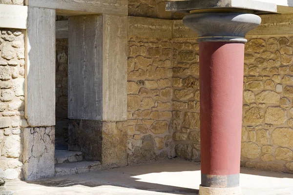 Palacio Knossos en Creta, Grecia El Palacio Knossos, es el sitio arqueológico más grande de la Edad del Bronce en Creta y el centro ceremonial y político de la civilización y cultura minoica. — Foto de Stock