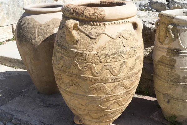 Antiguos jarrones de barro, conservados de la antigüedad . — Foto de Stock