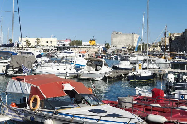 Piccola barca da pesca sul molo . — Foto Stock