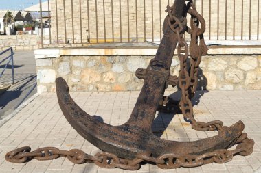 Eski çapa taşlar üzerinde yatıyor. Güneşli gün