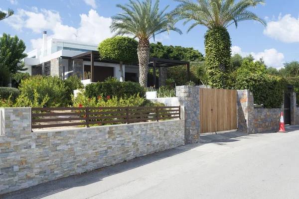 Modernes Landhaus mit Steinzaun. — Stockfoto