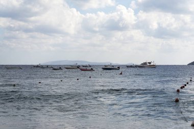 Ufukta denizin tekneler.