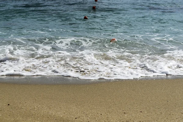 Belle nuvole bianche sul cielo blu sul mare calmo con riflesso della luce solare, Bali Indonesia. Tranquillo mare armonia della superficie dell'acqua calma. Cielo soleggiato e oceano blu calmo . — Foto Stock