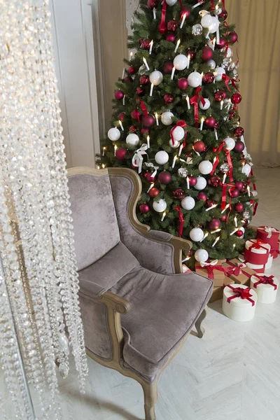 Luxury living room interior decorated with chic Christmas tree — Stock Photo, Image