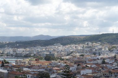 View Resort Yunan mimarisi Rethymno şehir-port, Kale Tepe Paleokastro Fortezza Castle - yükseklikten Venedikliler tarafından inşa. Kırmızı kiremitli çatılar ve arka plan dağlarda. Crete.