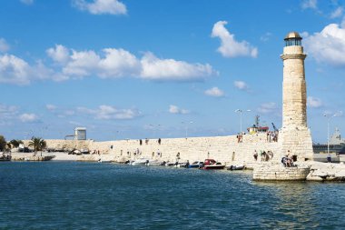 Güneşli bir deniz feneri Rethymno, Yunanistan.