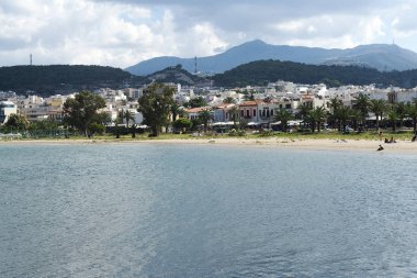 Karşı kıyıda görünümünü ufukta.