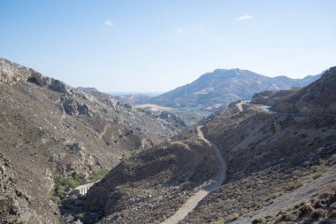 Güneşli bir günde çalılar ile Hills.